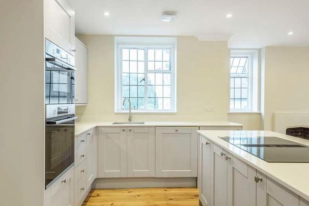 Lammas Lane, Esher, Surrey, KT10 - Photo 1