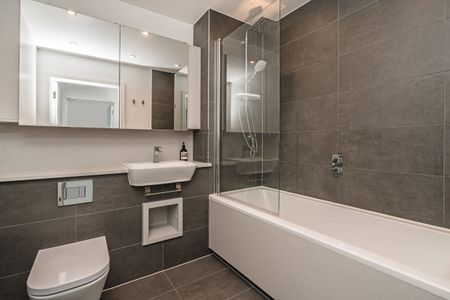 Avenue Road, London, W3, London - Photo 4