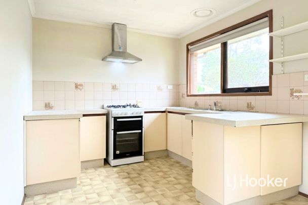 10 Sue Court, Hampton Park VIC - Photo 1