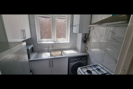 3 Bed Flat, Ilford Lane, IG1 - Photo 5