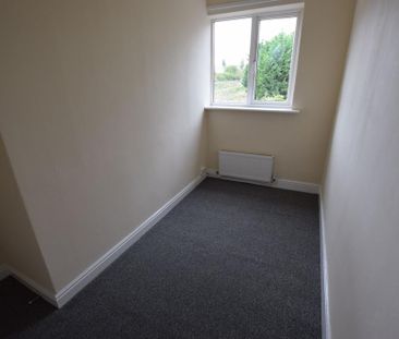 2 bedroom end of terrace house to rent - Photo 2