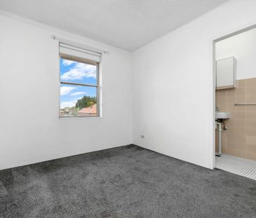 One bedroom unit close to everything you need! - Photo 2