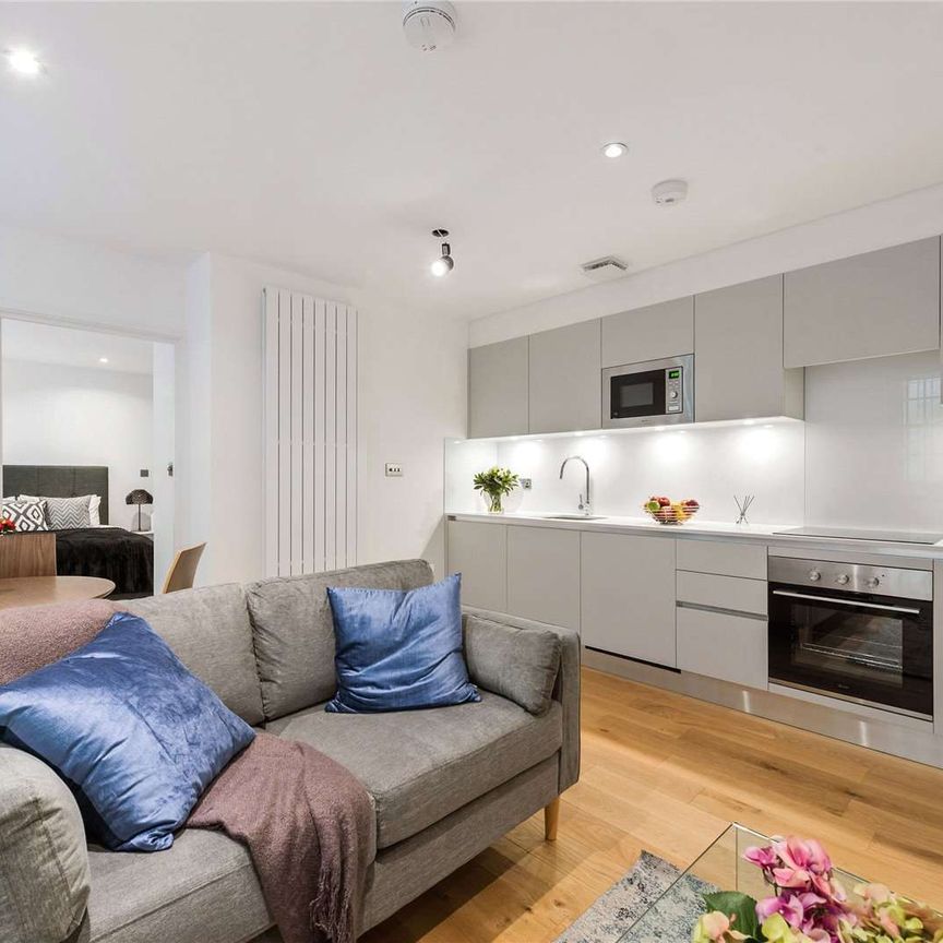 EXCLUSIVELY MANAGED BY SAVILLS. PET FRIENDLY. Contemporary one bedroom flat close to Paddington station and Hyde Park - Photo 1