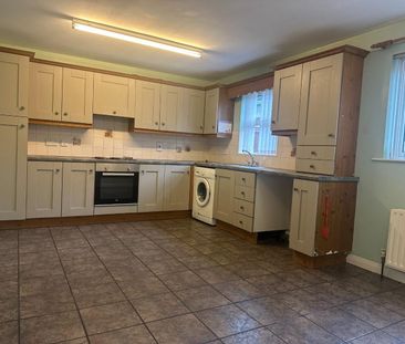 3 Bed Semi-detached House - Photo 3