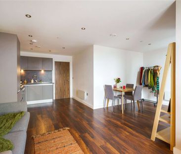 Available Late August | Fully Furnished | One Double Bedroom | Priv... - Photo 3