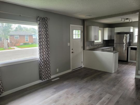 2124 ABBOTT 2 BEDROOMS - Photo 1