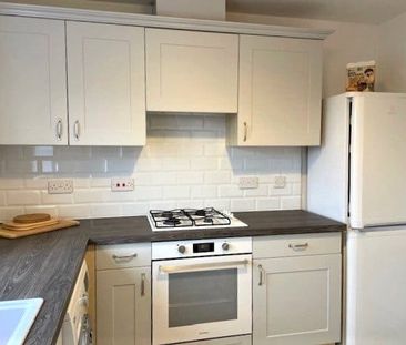 First floor apartment within a stone's throw of the town centre and... - Photo 4