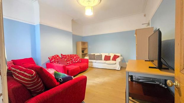 6 bedroom semi-detached house to rent - Photo 1