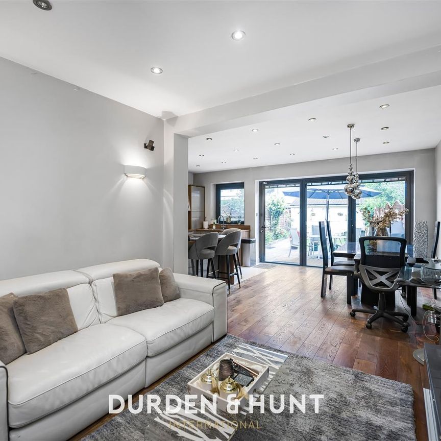 Collinwood Gardens, Gants Hill - Photo 1