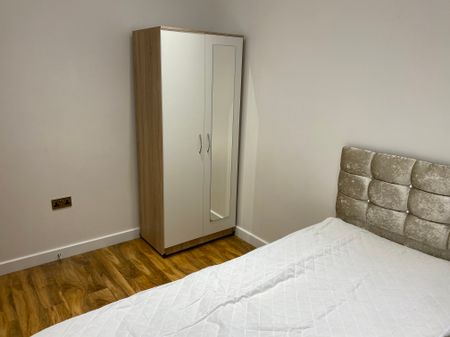 Stunning 2 Bedroom flat available all bills included – Coventry Road - Photo 4