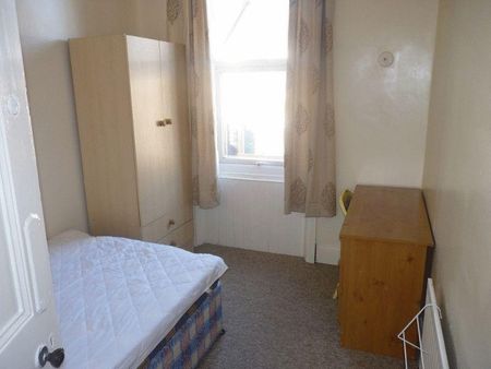 3 bedroom flat to rent - Photo 3