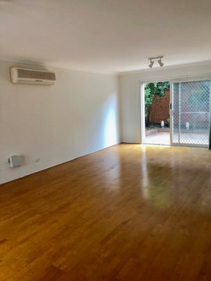 Beautifully Presented 3 Bedroom Townhouse!! - Photo 1