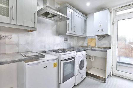 Spacious newly refurbished 3 double bedroom property with 2 bathrooms - Photo 4