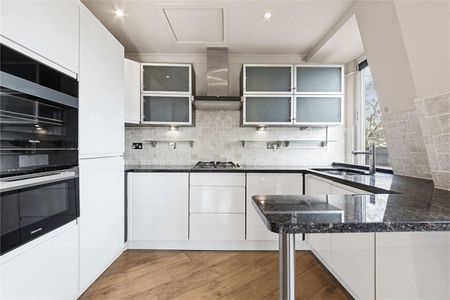 A spacious two bedroom, two bathroom penthouse conversion apartment in the City of London opposite the Tower of London, The Thames and Tower Bridge. - Photo 5