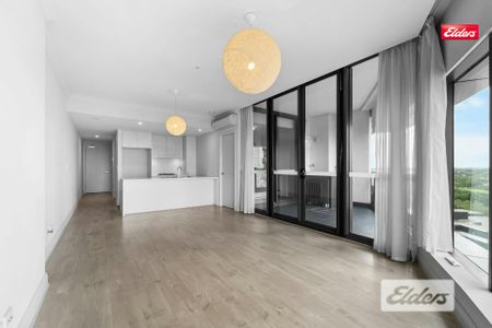 Modern One-Bedroom Apartment with Panoramic Views - Photo 2