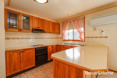 GREAT UNIT LOCATED IN CBD- Available 19/6/26 - Photo 3