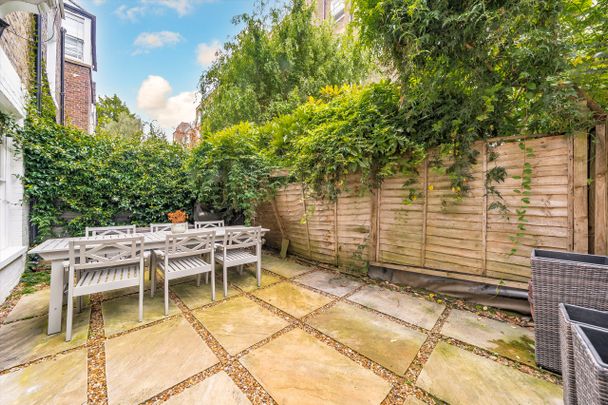Palace Gardens Terrace, Kensington, W8, London - Photo 1