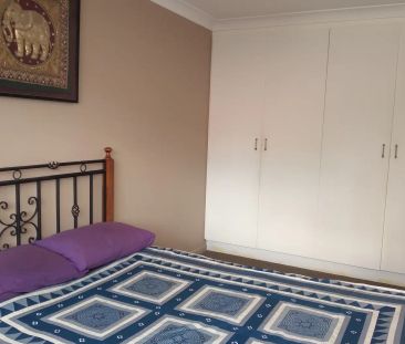 ENJOY THE LIFESTYLE AND AMBIENCE OF A BEAUTIFUL NEW FARM APARTMENT - Photo 5