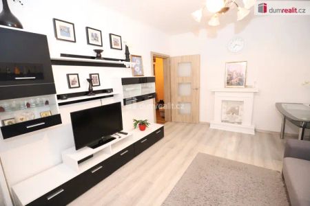 Krásný prostorný slunný byt 3+1 ve čtvrtém patře panelového domu s výtahem - Photo 5