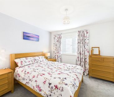 3 bedroom House in Goddards Close, Farnborough - Photo 3