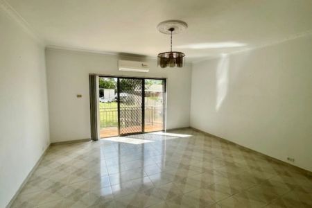 Grand 3 Bedroom + Study Home in Quiet Street - Photo 2