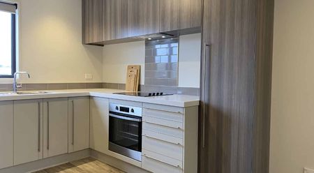 3 Bedroom, 3 Level Townhouse in Sydenham. - Photo 5