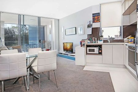 Modern Apartment with Resort-Style Amenities in Prime Lane Cove Location - Photo 4