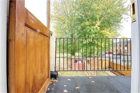 2 bedroom maisonette to rent - Photo 2