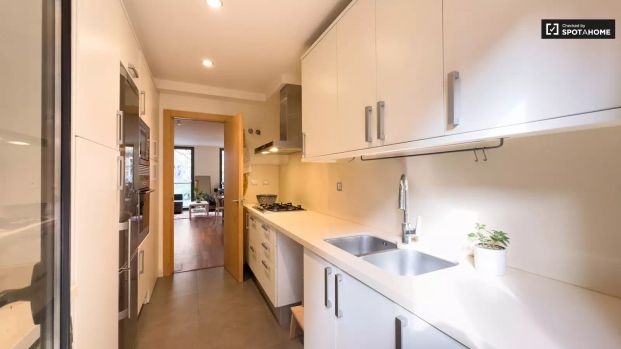 Room in a shared 3-bedroom apartment for rent in El Fort Pienc, professionals only - Photo 1