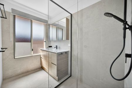 Newly renovated 2 lounge, 3 bedroom house. - Photo 5