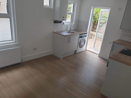 2 Bed Flat, Sandmere Road, SW4 - Photo 5