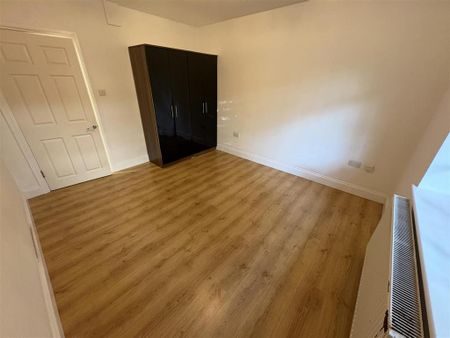 3 bedroom flat to rent - Photo 2