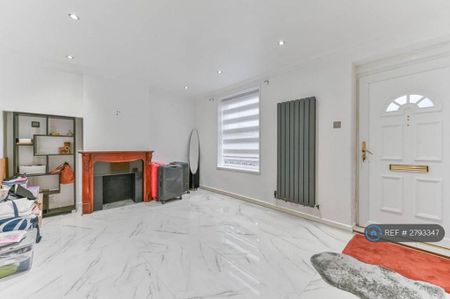 3 bedroom end of terrace house to rent - Photo 2