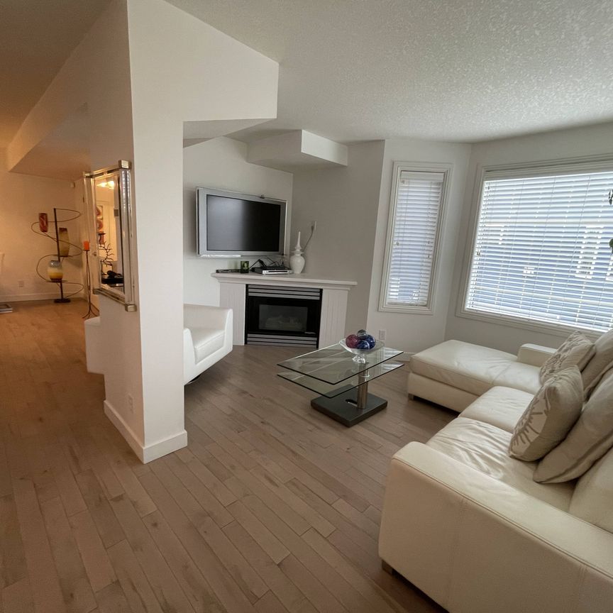 Charming 2 Bedroom Townhouse In Crescent Heights. - Photo 1