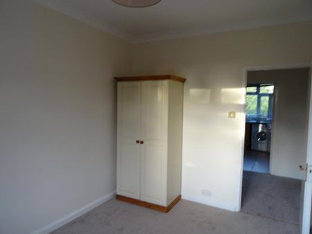 3 bedroom flat to rent - Photo 3