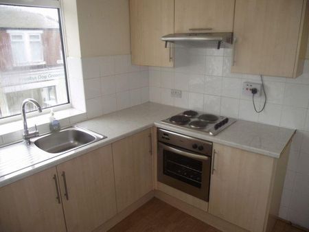 3 bedroom maisonette to rent - Photo 2
