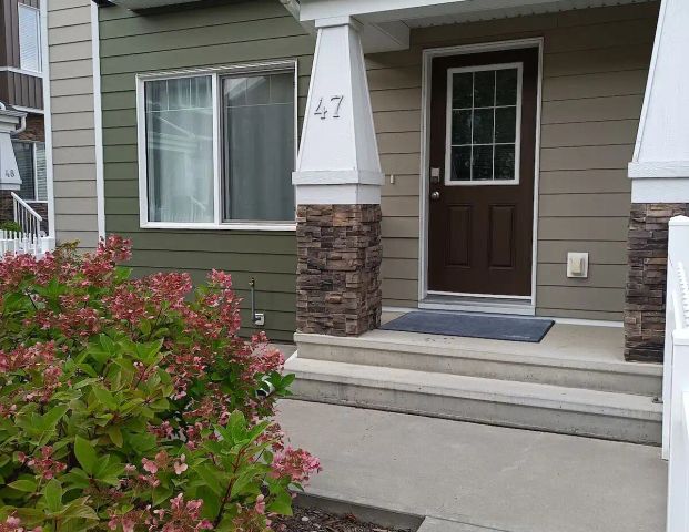 FULLY FURNISHED OR UNFURNISHED SPACIOUS CORNER UNIT TOWNHOUSE IN MAGRATH HEIGHTS — 3 Bedrooms+ Den Townhouse - Photo 1