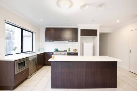 Three Bedroom Family Home - Photo 4