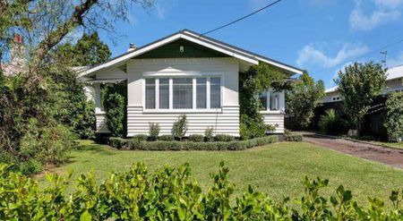 Character, charm and conveniently located - Photo 3