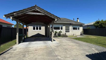 Well presented family home opposite St John's College - Photo 3