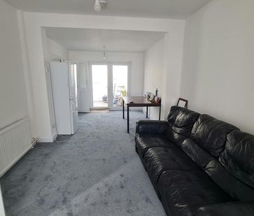 4 bedroom end of terrace house to rent - Photo 4