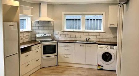 Modernised Family Home + Extra Sleepout Room - Photo 4