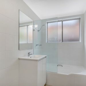Renovated one bedroom apartment in a fabulous location - Photo 3