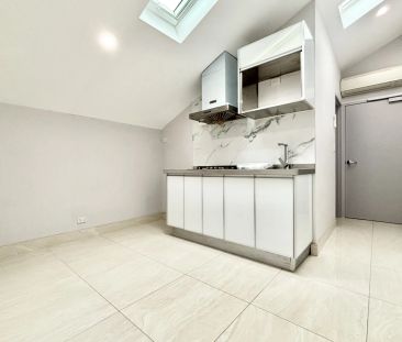 Spacious, Well-Maintained Boutique Studio Apartment in Prime Location - Photo 2