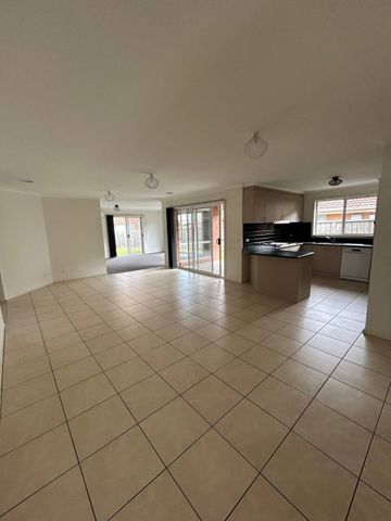 Fresh and clean Four Bedroom Home! Close to schooling, child care, shopping centres, public transport and Monash Freeway. - Photo 5