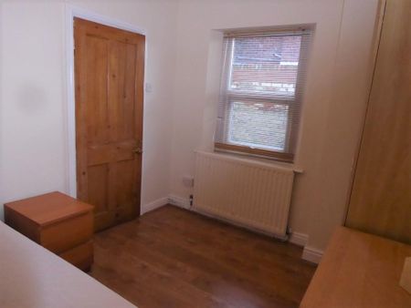 3 bedroom flat to rent - Photo 3