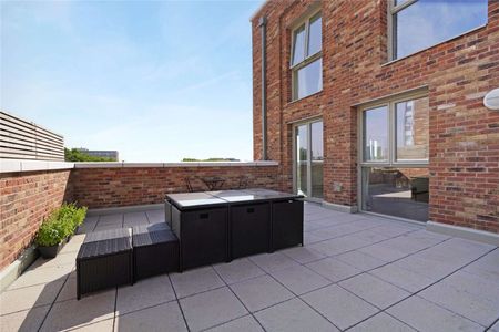 A stylish three bedroom penthouse apartment with balcony and parking. - Photo 3