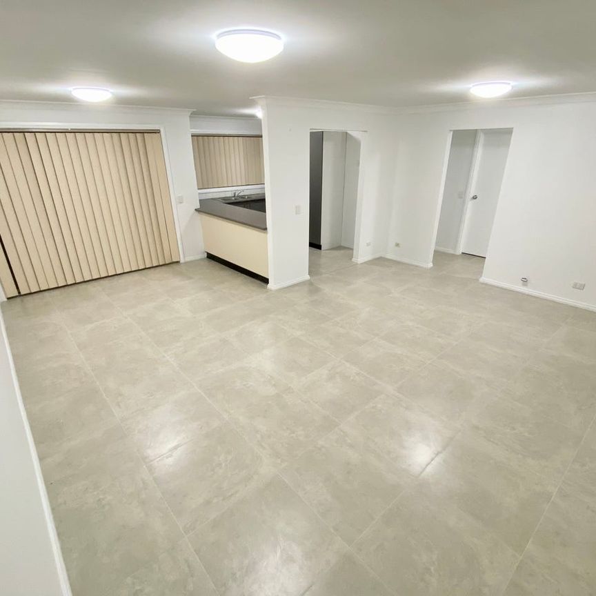 Renovated 2-Bedroom Villa with Private Courtyard – Walk to Pendle Hill Station - Photo 1