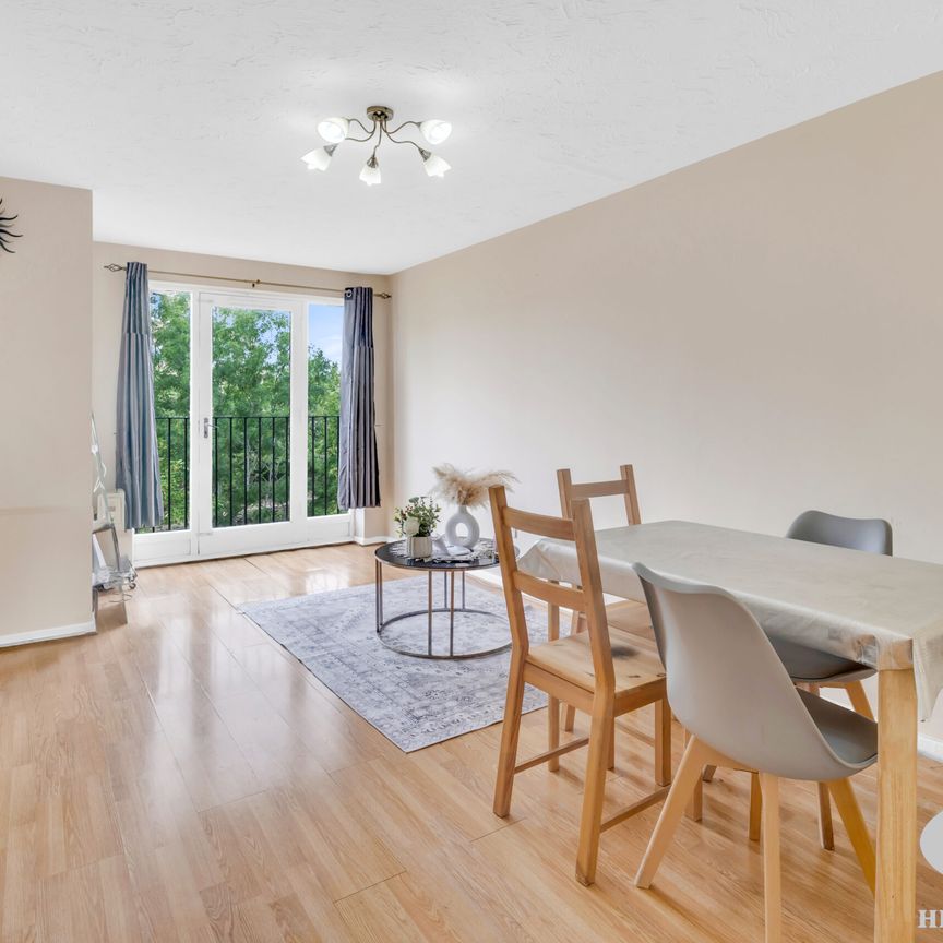 Burket Close, Southall - Photo 1