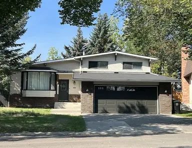 A blend of comfort and charm peaceful, three bedroom, two bathrooms | 555 Woodpark Crescent Southwest, Calgary - Photo 1